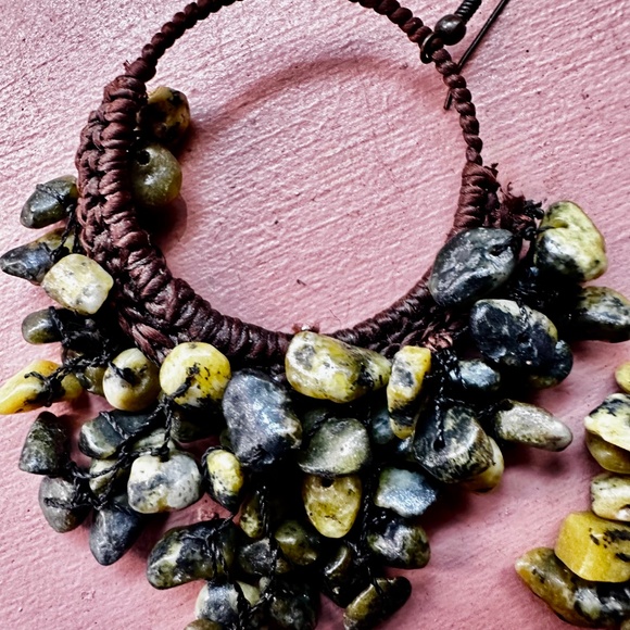 Artisan green stone dangly earrings - Picture 3 of 3